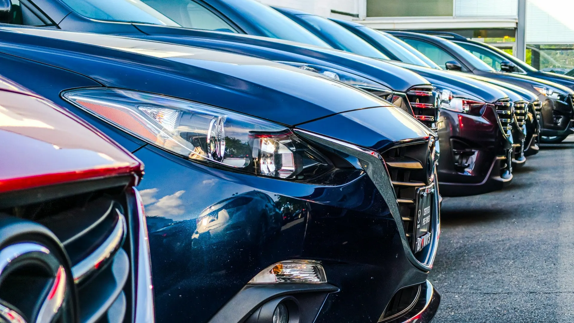 Rij auto's naast elkaar op een dealerterrein